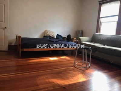 Medford Spacious 3 Bed 1 bath available 6/1 on Bowdoin St in Medford!!   Tufts - $4,091 No Fee