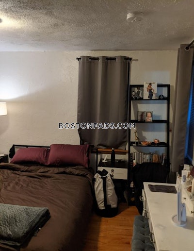 North End Nice 1 Bed 1 Bath available 9/1 on Salem St. in the North End Boston - $2,570